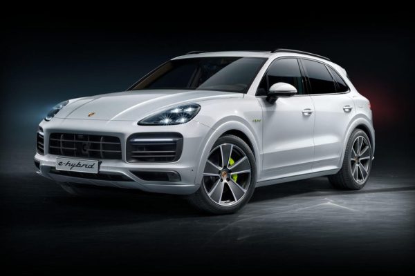 Porsche Strateji Değiştiriyor: Tam Elektrikliden Hibrit Geçişe Vites DüşürdüAçıklama: Premium otomobil üreticisi Porsche, tam elektrikli modellere olan ilginin beklenenden düşük kalması nedeniyle rotasını hibrit motorlu araçlara çevirdi. Marka, yeni nesil hibritlerle hem performanstan hem verimlilikten ödün vermemeyi hedefliyor.